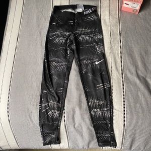 Women’s Nike pro black pattern leggings (small)